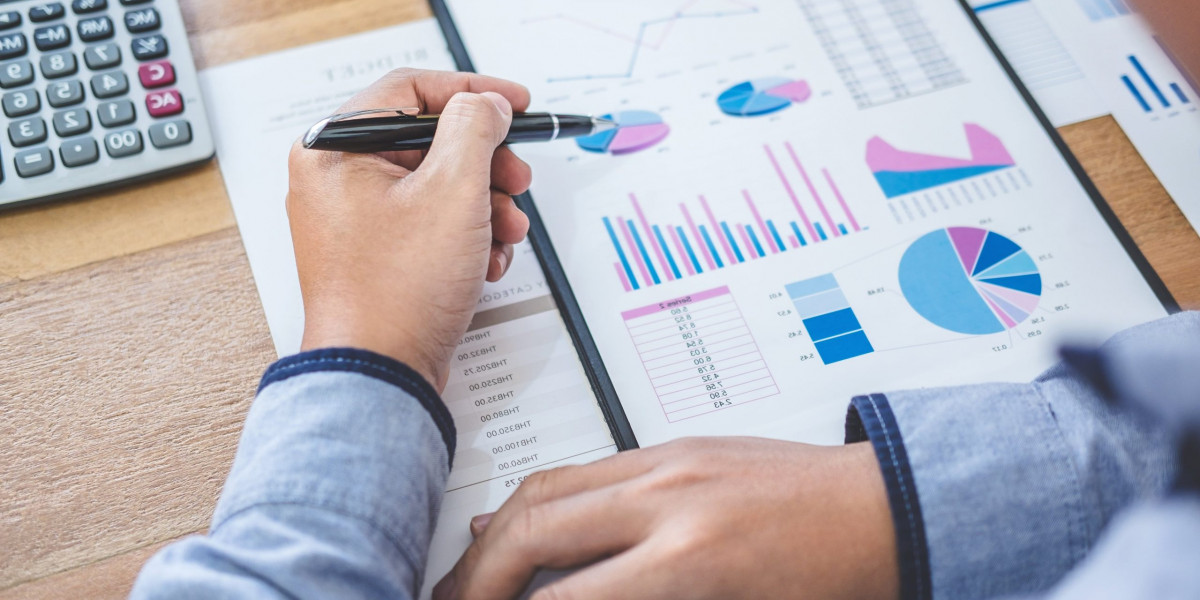 What experience should a Worcester tax accountant have with HMRC?